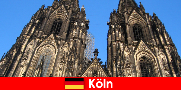 Wisatawan keluarga Jerman dengan anak suka melakukan perjalanan ke kota Cologne