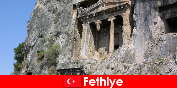 Fethiye kota kuno di tepi laut dengan banyak monumen