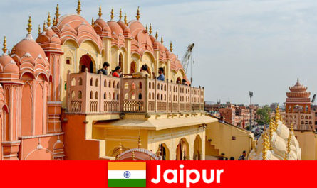 Istana yang mengesankan dan fashion terbaru menemukan turis di Jaipur dari India