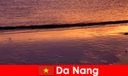 Da Nang adalah kota pesisir di Vietnam tengah dan populer dengan pantai berpasirnya