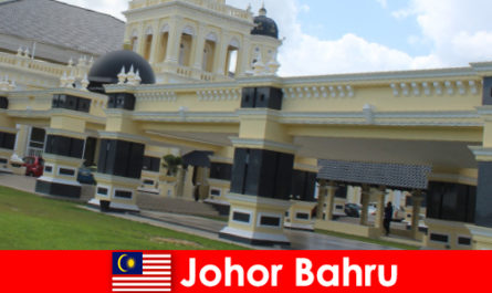 Johor Bahru kota di pelabuhan menarik tidak hanya orang percaya ke masjid tua tetapi juga wisatawan