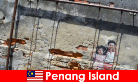 Seni jalanan yang menarik dan beragam di Pulau Penang memukau orang asing