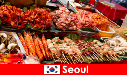 Seoul juga terkenal di kalangan wisatawan karena makanan jalanannya yang lezat dan kreatif