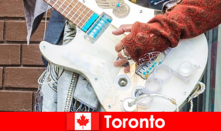 Orang asing menyukai Toronto karena kosmopolitanismenya untuk adegan musik dari semua budaya