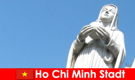 Pusat ekonomi Kota Vietnam Ho Chi Minh menjadi tujuan bagi orang asing