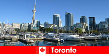 Toronto di Kanada adalah kota metropolitan modern di tepi laut yang sangat populer bagi wisatawan kota