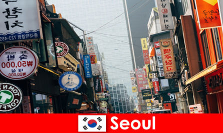 Seoul di Korea kota lampu dan iklan yang menarik untuk turis malam