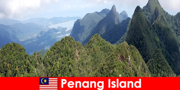 Wisatawan menjelajahi alam yang luar biasa dengan funicular di Penang Island Malaysia