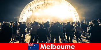 Orang asing menghadiri konser terbuka gratis di Melbourne Australia setiap tahun