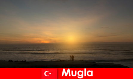 Perjalanan musim panas di Mugla Turki dengan teluk yang indah untuk wisatawan jantung yang jatuh cinta