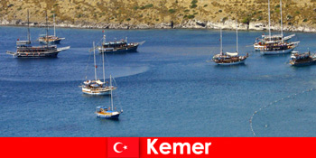 Perjalanan petualangan dengan perahu di Kemer Turki untuk pasangan dan keluarga yang sedang jatuh cinta