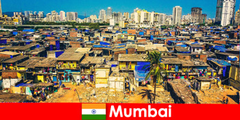 Di Mumbai India, wisatawan mengalami kontras kota yang indah ini.
