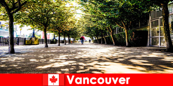 Pemandu kota Vancouver Kanada menemani wisatawan ke luar negeri di sudut-sudut lokal