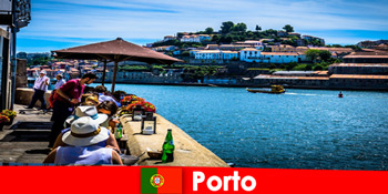 Tujuan untuk istirahat singkat ke restoran ikan besar di pelabuhan di Porto Portugal