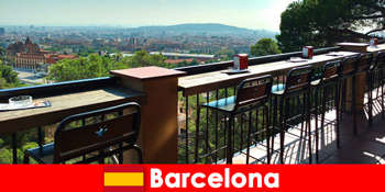 Bakat kota besar murni untuk pengunjung ke Barcelona Spanyol dengan bar, restoran dan adegan seni