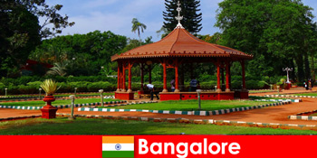 Wisatawan dari luar negeri dapat mengharapkan perjalanan perahu yang indah dan taman-taman besar di Bangalore India