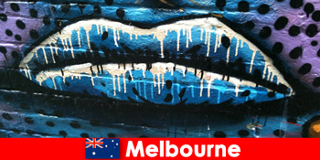 Wisatawan mengagumi seni jalanan melbourne Australia yang terkenal di dunia