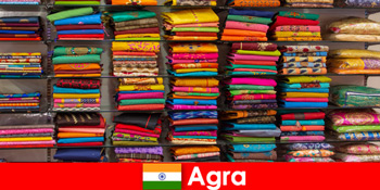 Kelompok tur dari luar negeri membeli kain sutra murah di Agra India