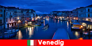 Italia Venesia Wanita bergairah sebagai teman perjalanan pada perjalanan perahu menawan