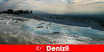 Liburan spa untuk wisatawan di mata air panas penyembuhan Denizli Turki