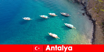 Wisatawan menggunakan waktu terakhir sinar matahari untuk liburan di Antalya Turki