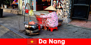 Orang asing membenamkan diri dalam dunia makanan jalanan Da Nang Vietnam