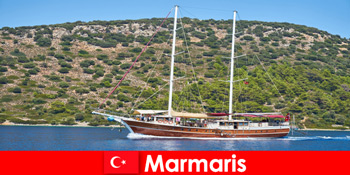 Perjalanan liburan untuk wisatawan muda dengan tur perahu populer di Marmaris Turki