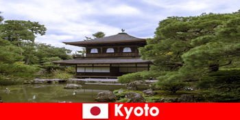 Toko-toko asli dengan kerajinan lama untuk wisatawan di Kyoto Jepang