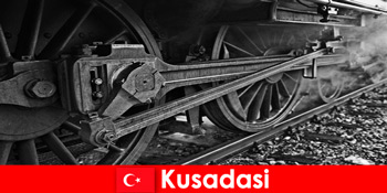Turis hobi mengunjungi museum terbuka lokomotif tua di Kusadasi Turki