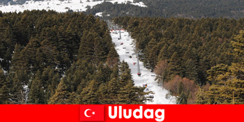 Perjalanan liburan populer untuk pemain ski ke Uludag Turki saat ini