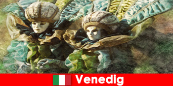 Tontonan karnaval untuk wisatawan di kota laguna Venesia Italia