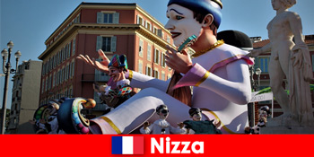 Perjalanan untuk karnaval bersama keluarga ke parade karnaval tradisional ke Nice France
