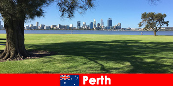 Perjalanan petualangan dengan teman-teman melalui lanskap kota di Perth Australia