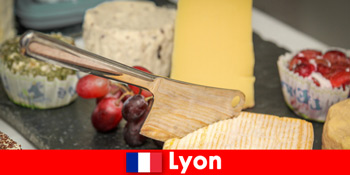 Wisatawan menikmati kelezatan kuliner di Lyon Prancis