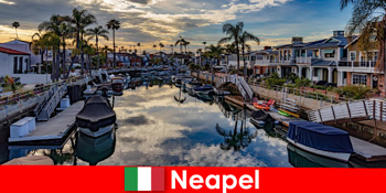 Jaunt ke Naples Italia untuk wisatawan muda dengan momen kenikmatan eksotis