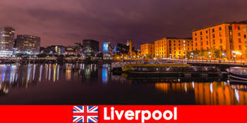 Wisatawan menjelajahi resep asli di Liverpool Inggris dengan panduan kota