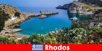 Backpackers mendapatkan dekat dan pribadi dengan alam di Rhodes Yunani