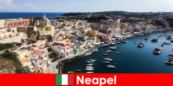 Liburan di kota pesisir Napoli Italia selalu menjadi pengalaman