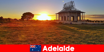 Orang asing menjelajahi Adelaide di Australia dengan sepeda motor