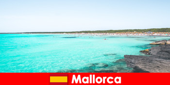 Teluk yang bagus dan air jernih untuk berenang di Mallorca Spanyol