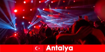 Kehidupan malam di Antalya Bersiaplah untuk berpesta dan temukan tempat terbaik untuk dikunjungi